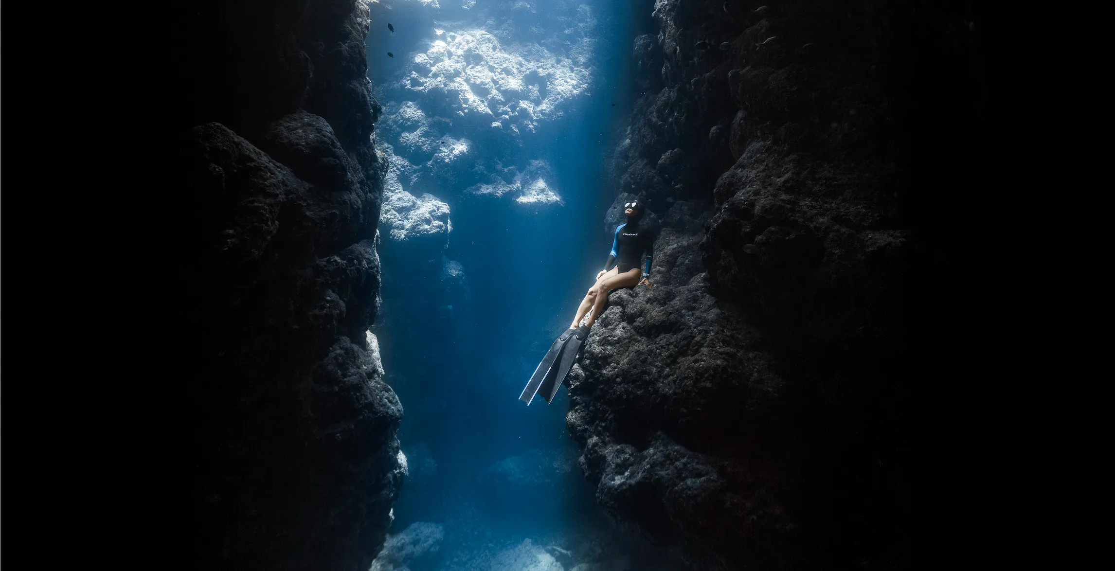 Creative underwater photo session